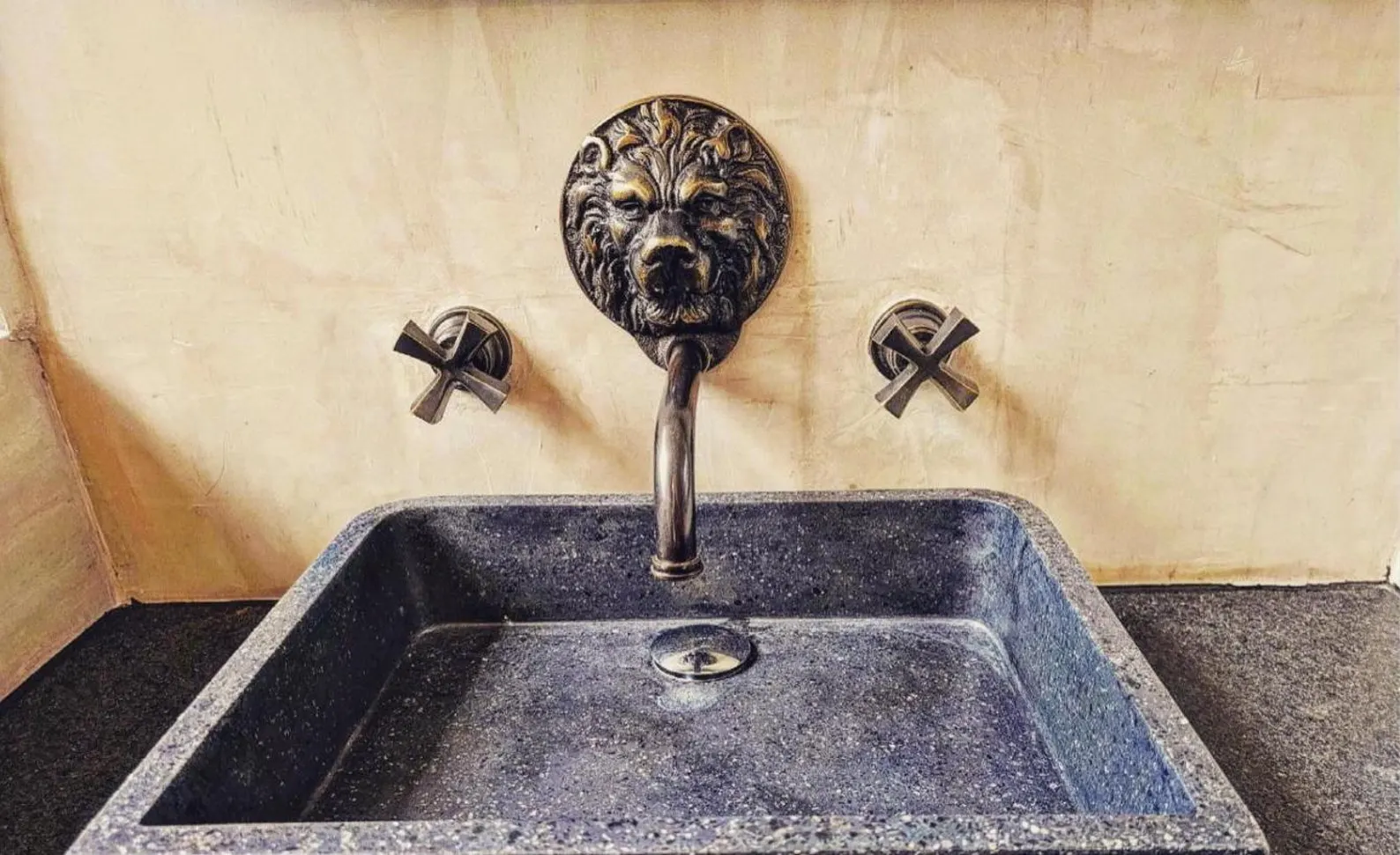 Mexican Bronze Faucets Cruz Griega with Lion